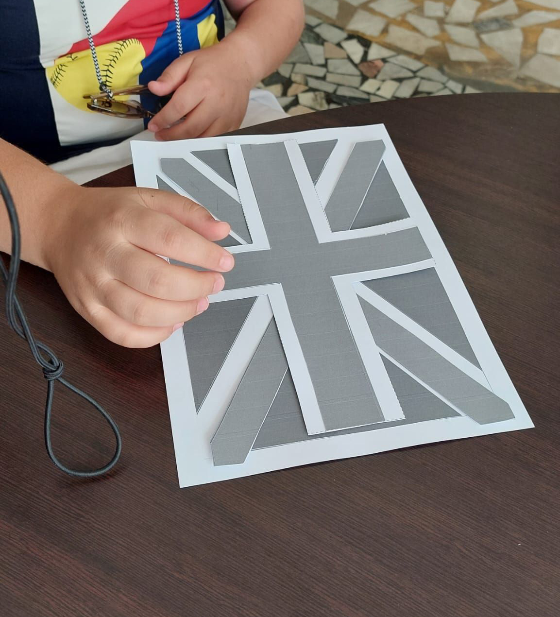 Esempio di bandiera inglese (Union Jack) che aiuta le persone ciechi e ipovedenti a capire come è strutturata